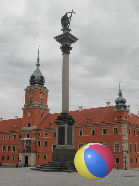 Fotomontaż - kolorowa piłka plażowa na tle Kolumny Zygmunta i Zamku Królewskiego w Warszawie