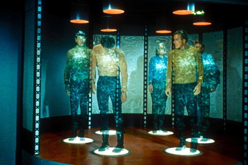 Kadr z filmu Star Trek pokazujący ludzi w trakcie teleportacji
