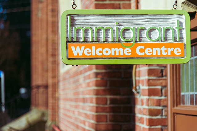 Tabliczka z napisem w języku angielskim immigrant welcome centre